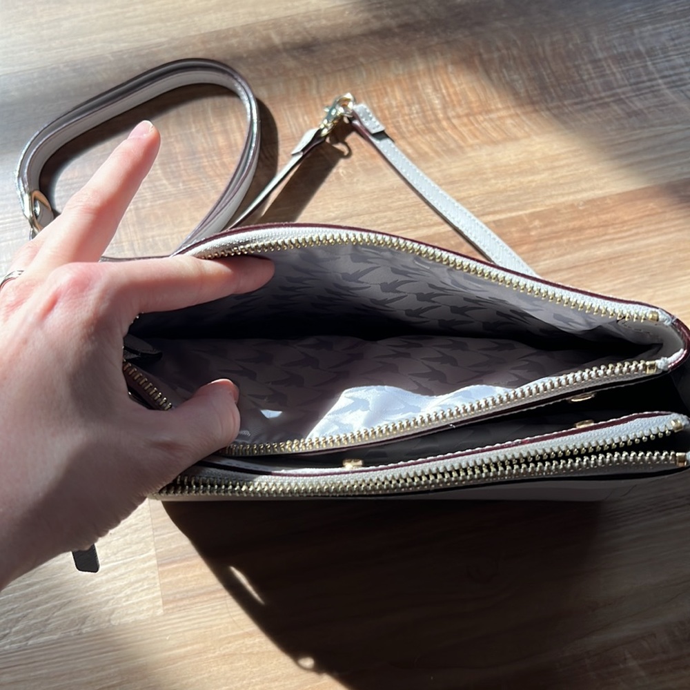 Lo & Sons The Pearl Light Grey Crossbody Bag - Picture 5 of 8